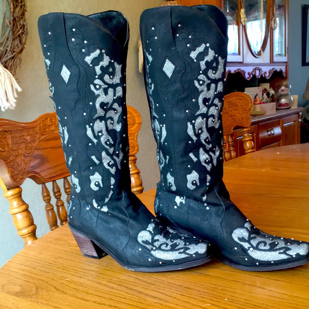 Size 7.5 Ladies Black/Silver Cowboy Boots. Only worn 1 time for a wedding.